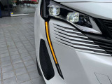 ウインカーとデイタイムランプを兼ねたセイバー(生体の大牙)を模した縦型LED。日中の対向車や歩行者からの被視認性を高め、安全に貢献します。