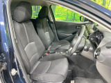 運転席まわりには十分なスペースがあり、大柄な方でもゆったり運転していただける環境です。