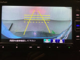 バックでの車庫入れも安心です!リアカメラが付いているバックモニター付のナビを装備しております。操作線もついており距離感も画面から確認できます。