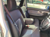 【小物入れ付、肘置き】小物入れ付き肘置きを装備!運転の疲れを軽減し、手元の小物をスマートに収納。車内が綺麗に片付き、毎日の通勤やドライブがさらに快適になります。