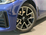 BMW純正アロイホイールはモデルやパッケージに合わせてデザインされています。洗練されたデザインで、足元の個性を引き立てます。