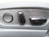 運転する時はドライビングポジションが気になりますよね。パワーシートで座席位置の微調整もしっかりできます。高級感がある装備としても人気があります。