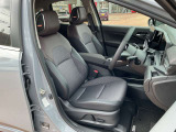 広く快適な運転席周りです。