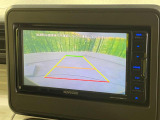 【バックカメラ】駐車時に後方がリアルタイム映像で確認できます。大型商業施設や立体駐車場での駐車時や、夜間のバック時に大活躍!運転スキルに関わらず、今や必須となった装備のひとつです!