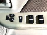 【電動格納ミラー】サイドミラーは電動格納式となっており、狭い駐車場でもキズがつくリスクを抑えられます。