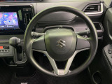 インテリアに合わせたデザインのステアリングは、運転される方のことも考え、運転しやすい形状、大きさです。是非一度、実際に触ってお確かめください。