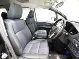 ゆったり室内で運転もしやすいです♪使い勝手の良い配置も考えられています!!