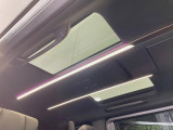 【ガラスルーフ】ガラスルーフ搭載で車内の解放感が一気にアップ!開放的なドライブをお楽しみいただけます。