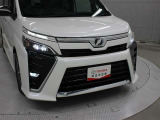 フードモール[中央:メッキ、上:ブラック、下:メッキ]、フロントロアグリル[黒艶塗装]が特別装備されています。