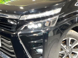 【LEDヘッドライト】悪天候や夜間走行時も良好な視界を確保し安心して運転できる高輝度LEDヘッドライトを装備!点灯速度が早く、消費電力も抑えられています。