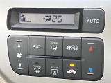 【オートエアコン】一度お好みの温度に設定すれば、車内の温度を検知し風量や温度を自動で調整。暑い&hellip;寒い&hellip;と何度もスイッチ操作をする必要はありません。快適な車内空間には必須の機能ですね♪