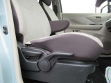 運転席はリフトアップ機能がついていますので背の高い人でも低い人でも座面の高さを変えることが出来ますので便利な機能でございます。
