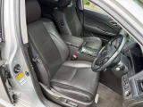 運転席シートに痛みもヘタリもありません。