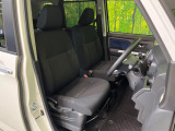 運転席まわりには十分なスペースがあり、大柄な方でもゆったり運転していただける環境です。