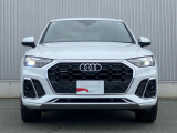 象徴的なシングルフレームグリルとフォーリングス。AudiのDNAと最先端の技術が融合した鋭いLEDの眼光は、一目でそれと分かる知性と、洗練された品格に満ちた佇まいをフロントに宿しています。