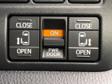 【両側スライドドア】駐車場で隣の車との間隔が狭く乗りにくい時、スライドドアなら安心!ドアオープン時も幅を取らず、開口部が広いので乗り降りがとっても簡単です。大きな荷物の出し入れも後席から可能♪