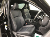 乗員を包み込むような造形と圧迫感を感じにくい水平な見晴らしで運転に集中できる空間の運転席!リフトアップしたことで、ヒップポイントが高くなり、乗降車もしやすくなっています!
