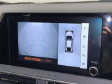 パノラミックビューモニターを装備。駐車場や交差点でクルマを真上から見るように周囲を確認できます。機能の詳細は販売店スタッフまでおたずねください。