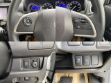 ステアリングスイッチでオーディオ操作が手元でできるので、ハンドルから手を離さずに運転できます。クルーズコントロールもついています。