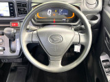 インテリアに合わせたデザインのステアリングは、運転される方のことも考え、運転しやすい形状、大きさです。是非一度、実際に触ってお確かめください。