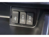 USBオーディオ用ソケットがついていますので携帯電話などを接続すれば音楽等の再生が可能です!充電用ソケットもございます♪