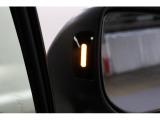 左右の後方から車やオートバイが近づくとミラーの内側が光りドライバーに注意喚起をしてくれます。