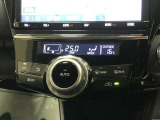 オートエアコンです。温度を設定すれば、あとはクルマにおまかせ!車内を快適に保ってくれます。1つのダイヤルで空調操作が可能!このアイコニックなデザインは、プリウス&alpha;の特徴のひとつです!