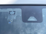 【スマートアシスト】走行中に前方の車両等を認識し、衝突しそうな時は警報とブレーキで衝突回避と被害軽減をアシスト。より安全にドライブをお楽しみいただけます。