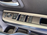 ドアミラーのスイッチは運転席ドアにあります。