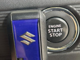 【キーレススタートシステム】カバンやポケットに入れたままでもドアの施錠・解錠が可能なスマートキーを装備。エンジンのオン・オフ時もカギを取り出す必要が無いからとっても便利です♪