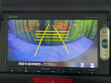 【バックカメラ】駐車時に後方がリアルタイム映像で確認できます。大型商業施設や立体駐車場での駐車時や、夜間のバック時に大活躍!運転スキルに関わらず、今や必須となった装備のひとつです!