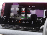 NissanConnectナビシステムは9インチワイドディスプレイ、ハンズフリーフォン、VICS(FM多重)、ボイスコマンド、Bluetooth対応、USB接続、Apple CarPlay・Android Auto連携機能、Amazon Alexa搭載の優れものです。