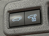 【パワーバックドア】スマートキーや運転席のボタンを押すだけでリアゲートが自動で開閉します!荷物を持っている時や、高い位置にあるバックドアを閉める際に便利な機能です♪