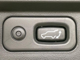 【パワーバックドア】スマートキーや運転席のボタンを押すだけでリアゲートが自動で開閉します!荷物を持っている時や、高い位置にあるバックドアを閉める際に便利な機能です♪