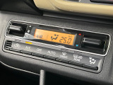 【オートエアコン】一度お好みの温度に設定すれば、車内の温度を検知し風量や温度を自動で調整。暑い&hellip;寒い&hellip;と何度もスイッチ操作をする必要はありません。快適な車内空間には必須の機能ですね♪