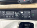 【オートエアコン】一度お好みの温度に設定すれば、車内の温度を検知し風量や温度を自動で調整。暑い&hellip;寒い&hellip;と何度もスイッチ操作をする必要はありません。快適な車内空間には必須の機能ですね♪