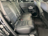 メルセデスのシートは少し硬めになっております。長時間の運転の際、適度な反発があることでお尻や腰の負担を減らす効果が御座います。