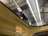 【ドラレコ・後方カメラ】届きにくい後方の視界を映像でカバーし、トラブルの抑止力にもなります。万が一の際、状況を正確に証明できる安心感が、毎日のドライブに落ち着きと確かなゆとりを添えてくれます。