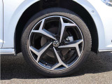 215/45 R17タイヤ/7J x 17アルミホイール(5スポーク)直列4気筒DOHC インタークーラー付ターボ