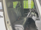 運転席まわりには十分なスペースがあり、大柄な方でもゆったり運転していただける環境です。