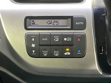 【オートエアコン】一度お好みの温度に設定すれば、車内の温度を検知し風量や温度を自動で調整。暑い&hellip;寒い&hellip;と何度もスイッチ操作をする必要はありません。快適な車内空間には必須の機能ですね♪