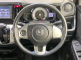 インテリアに合わせたデザインのステアリングは、運転される方のことも考え、運転しやすい形状、大きさです。是非一度、実際に触ってお確かめください。