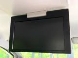 【フリップダウンモニター】大画面モニターで後席でもエンタメをお楽しみいただけます。小さなお子様にも大人気の装備です♪
