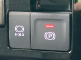 【電動パーキングブレーキ】パーキングブレーキは便利な電動式!ボタン一つで操作でき、アクセルを踏めば自動で解除されます♪レバーやペダルが無いので運転席廻りもすっきりしますね♪