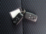電子キーをポケットやカバンに入れているだけで、ドアの開錠・施錠が行えます。荷物を抱えていてもラクラク開閉です。エンジン始動も行えます。