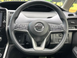 インテリアに合わせたデザインのステアリングは、運転される方のことも考え、運転しやすい形状、大きさです。是非一度、実際に触ってお確かめください。