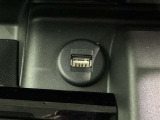 充電用USB端子付き。スマートフォンなどの充電に便利です。