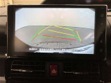 【バックガイドモニター】後方の映像をナビ画面に表示するだけでなく、ステアリング操作に連動して動くガイド線も同時に表示!予想進路の確認をしながら後退できるので便利です!