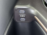 充電用USB端子付き。スマートフォンなどの充電に便利です。