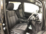 運転席はホールド感のあるシートになっています!ヒップポイントも高く、座った時に周りを見渡しやすいので、運転もしやすいです!